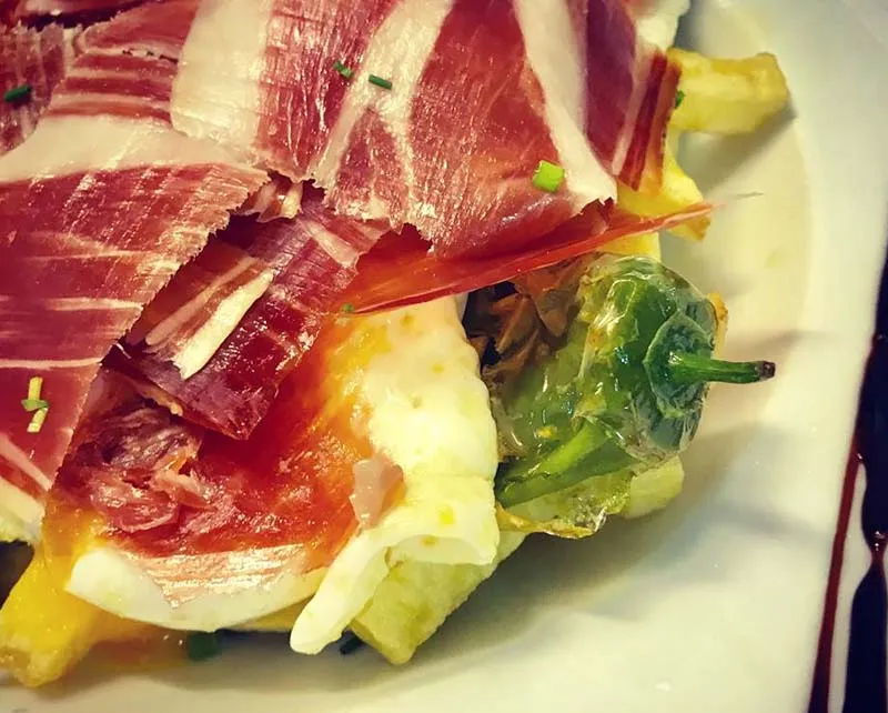 Jamón ibérico sobre pimientos fritos