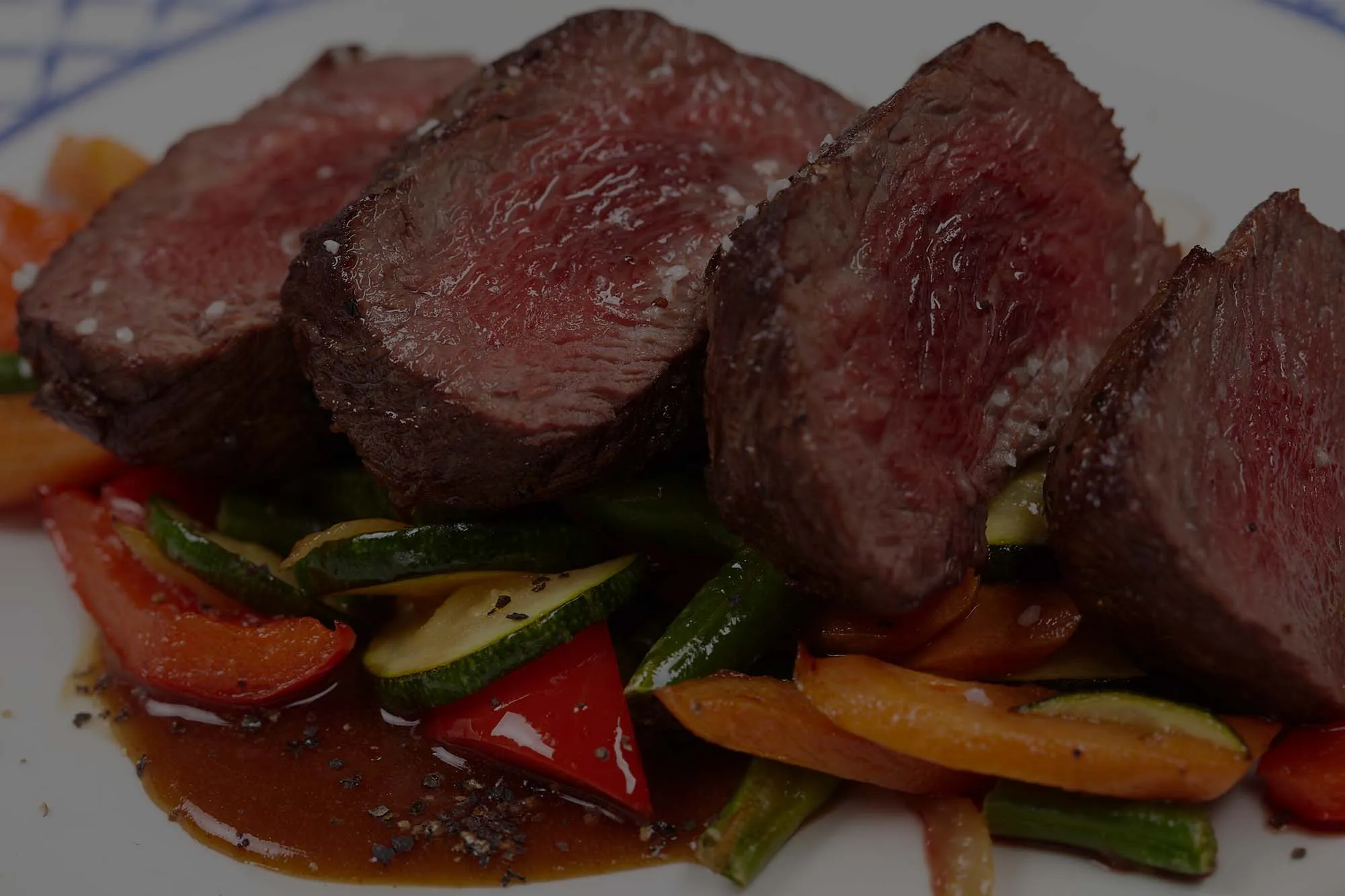 Solomillo a la brasa con verduras salteadas